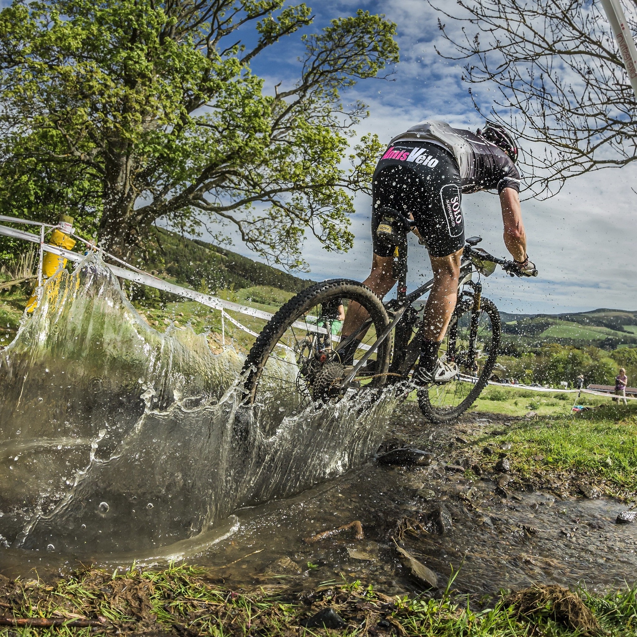 Bicycle_Puddle_Watersplash_Rallying_wallpaper