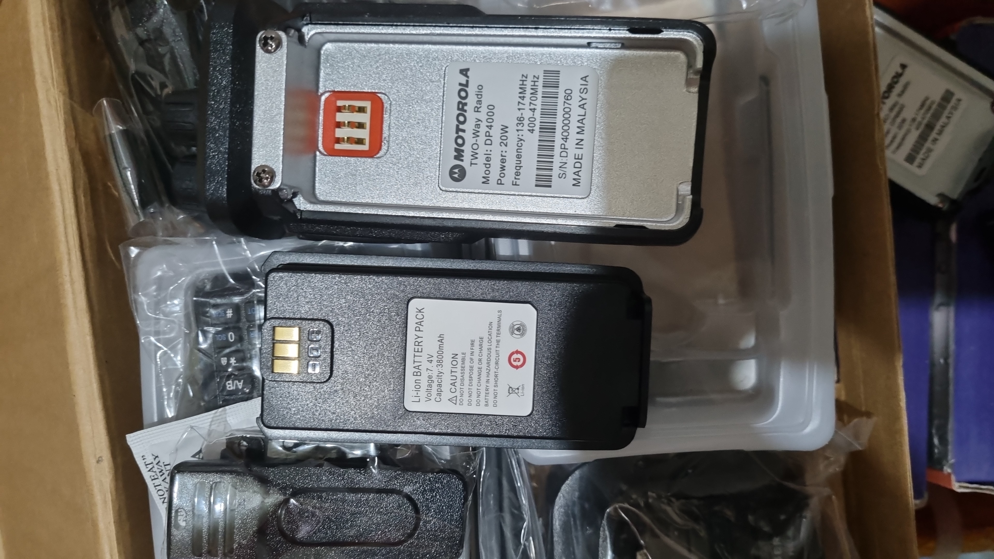 بیسیم دستی بردبالا دوبانده موتورولا DP-4000 با توان ۱۲ وات