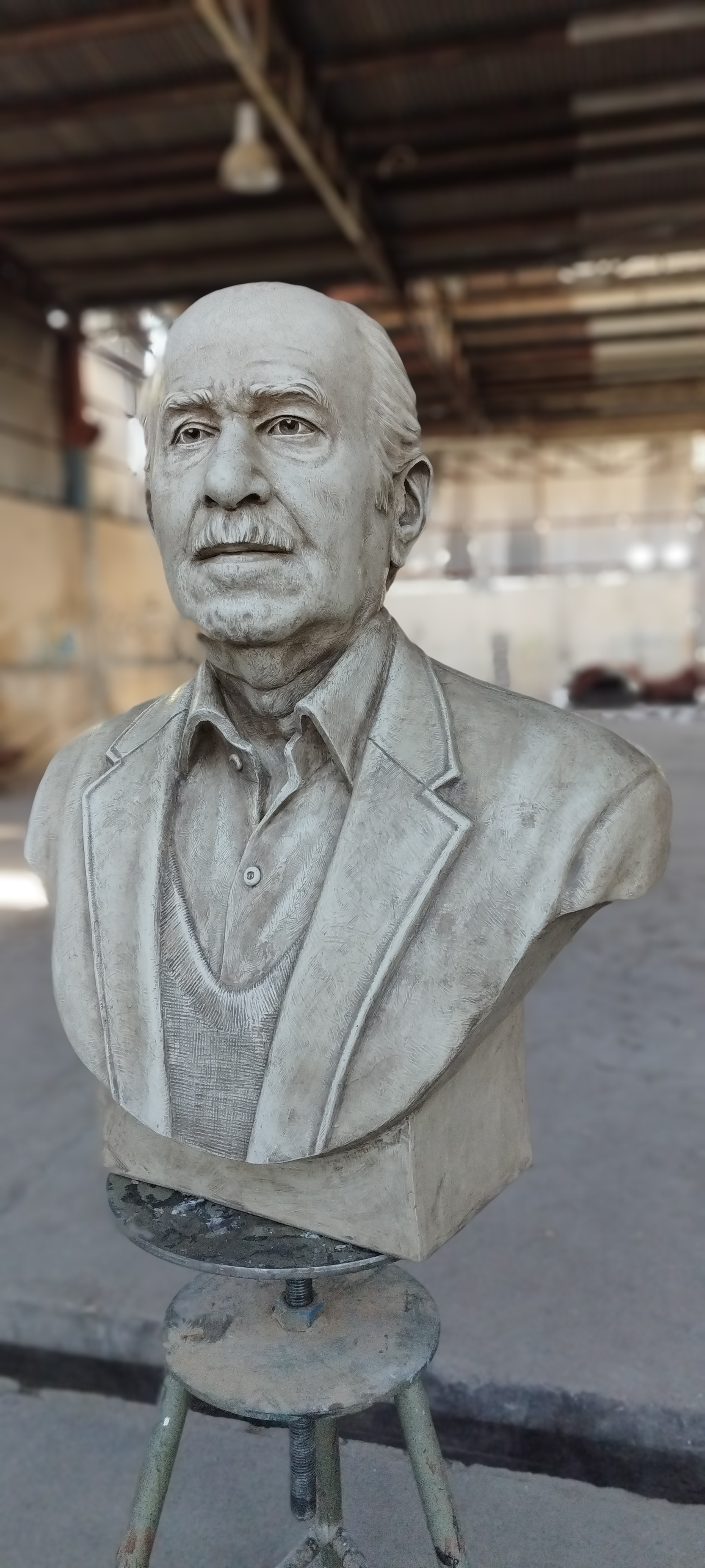مجسمه نیم تنه استاد منبتی 