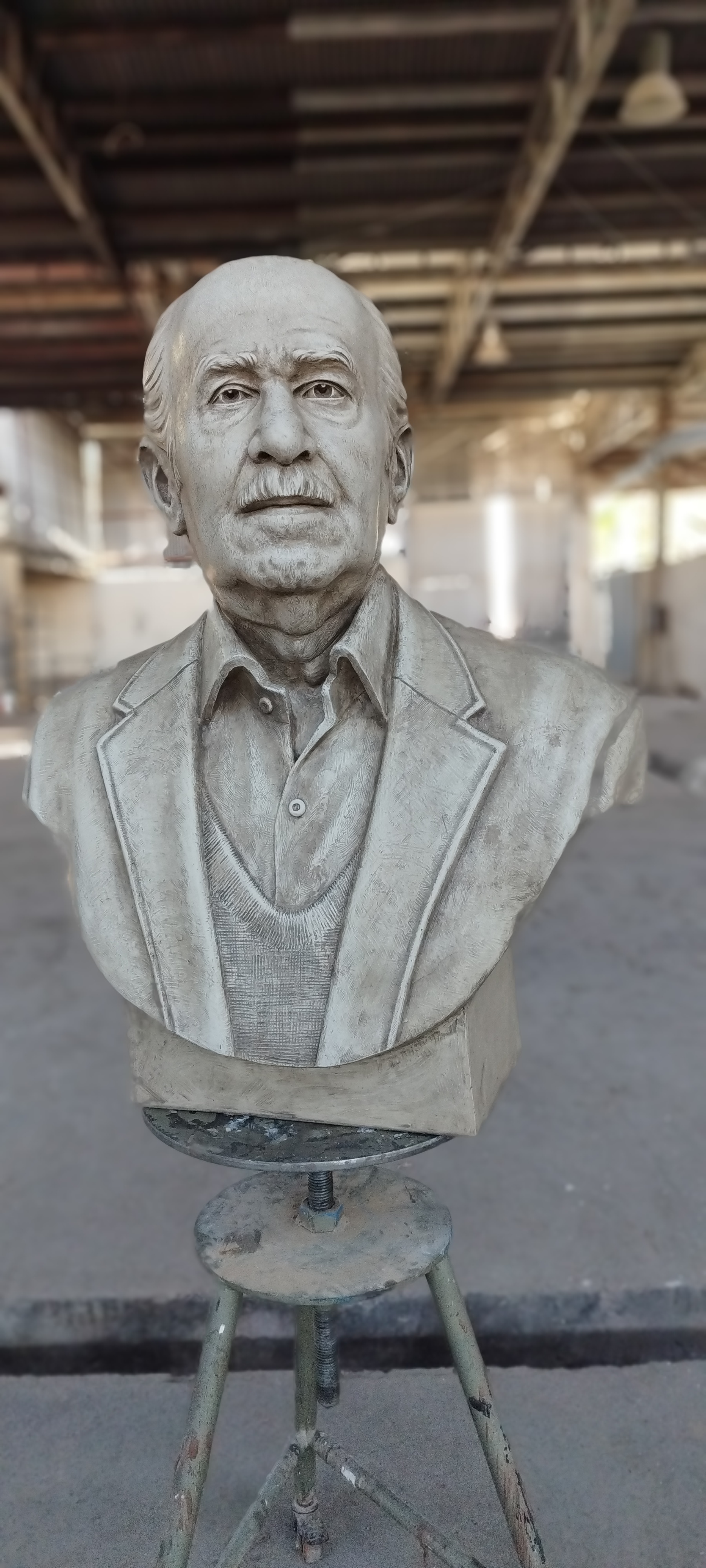 ​  مجسمه نیم تنه استاد منبتی از اساتید صنایع دستی استان فارس جنس سنگ مصنوعی ارتفاع 90 سانتی متر  ​