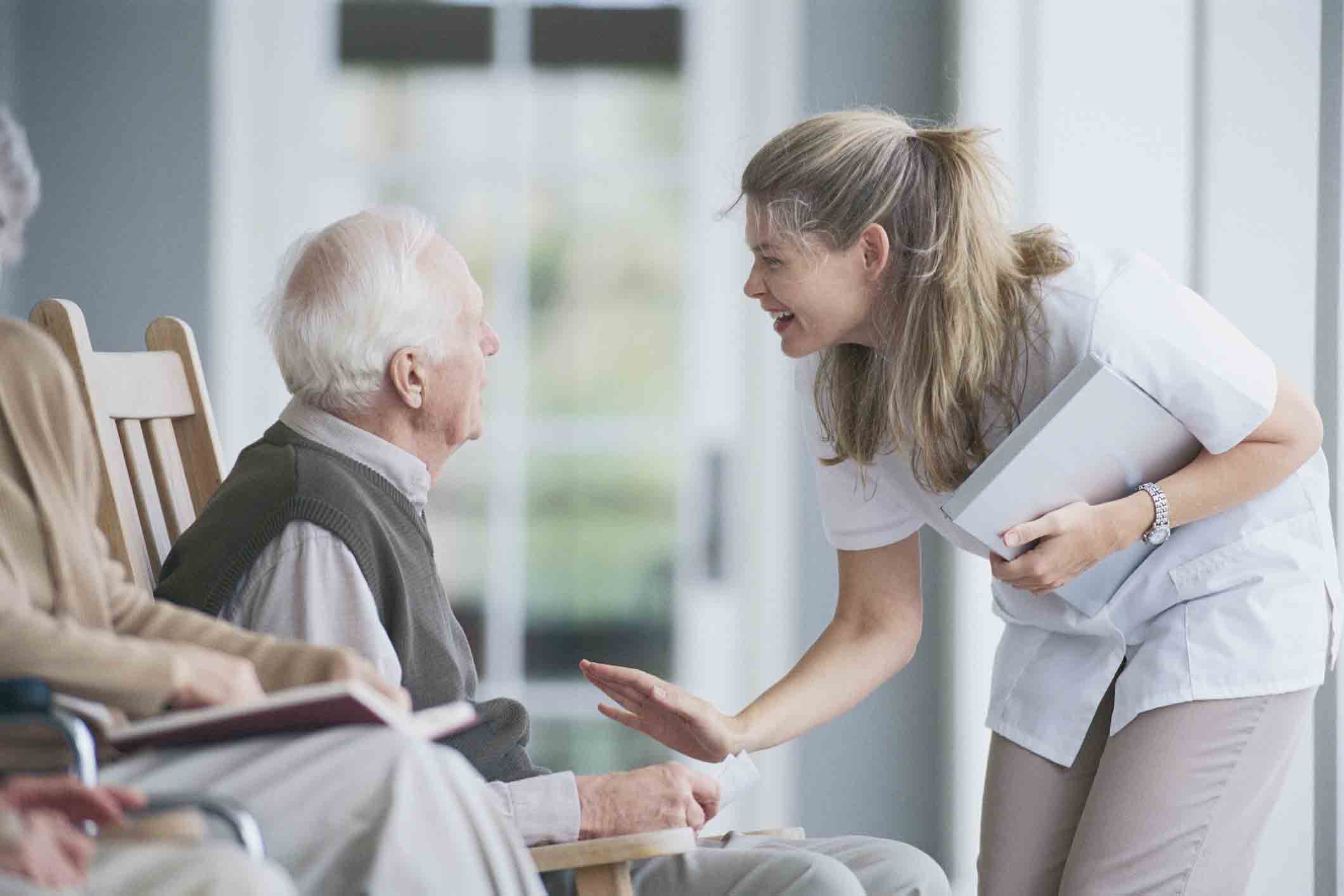 مزایا و معایب خانه سالمندان و استخدام پرستار در منزل