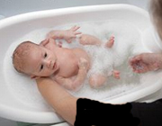 روش صحیح حمام کردن نوزاد